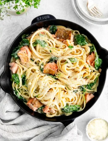 Bandnudeln mit Lachs und Spinat – cremige Pasta mit Lachs, Blattspinat und Parmesan in der Pfanne