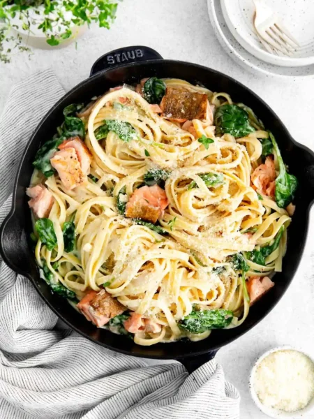 Bandnudeln mit Lachs und Spinat – cremige Pasta mit Lachs, Blattspinat und Parmesan in der Pfanne