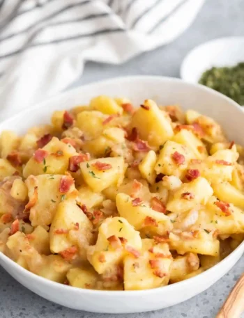 Bayrischer Kartoffelsalat mit Essig Öl, Speck und Zwiebeln – klassischer warmer Kartoffelsalat nach bayerischem Rezept