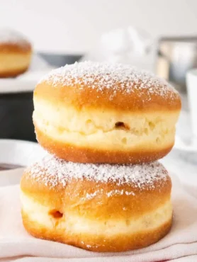 Krapfen Rezept – Original Faschingskrapfen mit Marmelade aus lockerem Hefeteig, goldgelb frittiert und mit Puderzucker bestäubt