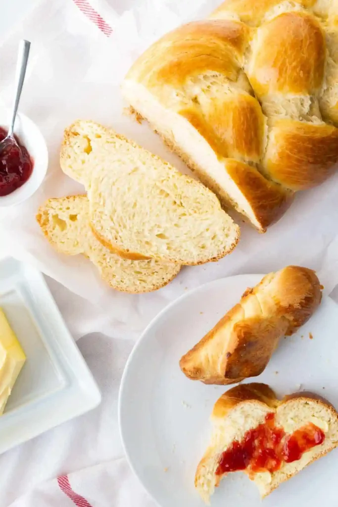 Omas Hefezopf mit Trockenhefe serviert mit Butter und Marmelade