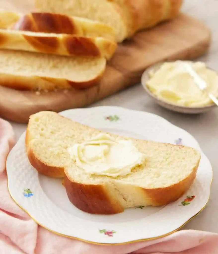 Hefezopf mit Trockenhefe mit Butter serviert – klassisches Osterzopf Rezept