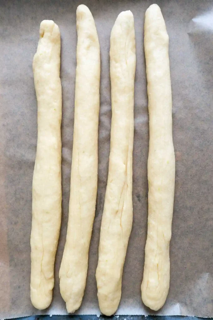 Hefezopf mit Trockenhefe vorbereiten – vier Teigstränge für Omas Osterzopf Rezept