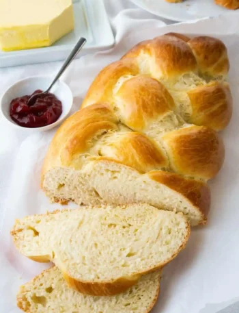 Omas Hefezopf mit Trockenhefe – klassischer Osterzopf nach Omas Rezept, locker und goldbraun gebacken