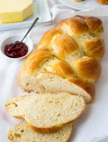 Omas Hefezopf mit Trockenhefe – klassischer Osterzopf nach Omas Rezept, locker und goldbraun gebacken