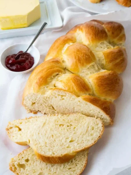 Omas Hefezopf mit Trockenhefe – klassischer Osterzopf nach Omas Rezept, locker und goldbraun gebacken