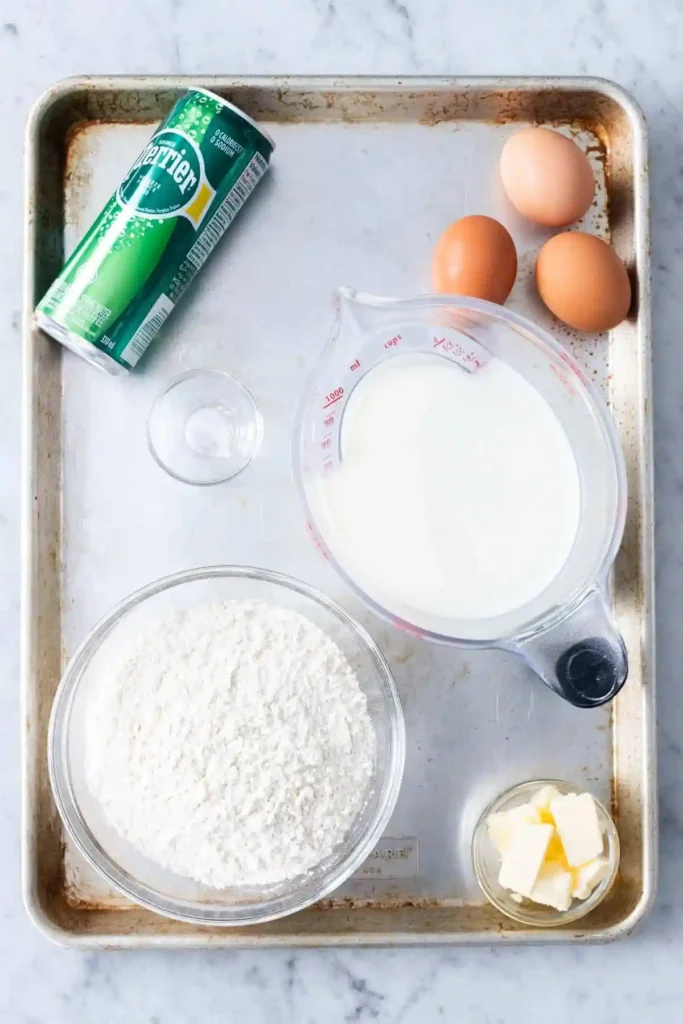 Pfannkuchen Rezept ganz einfach – Zutaten für klassisches Eierkuchen Grundrezept mit Mehl, Milch, Eiern, Butter und Mineralwasser