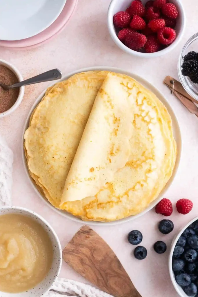 Pfannkuchen Rezept ganz einfach – Eierkuchen Grundrezept mit Beeren serviert, klassischer Pfannkuchen süß