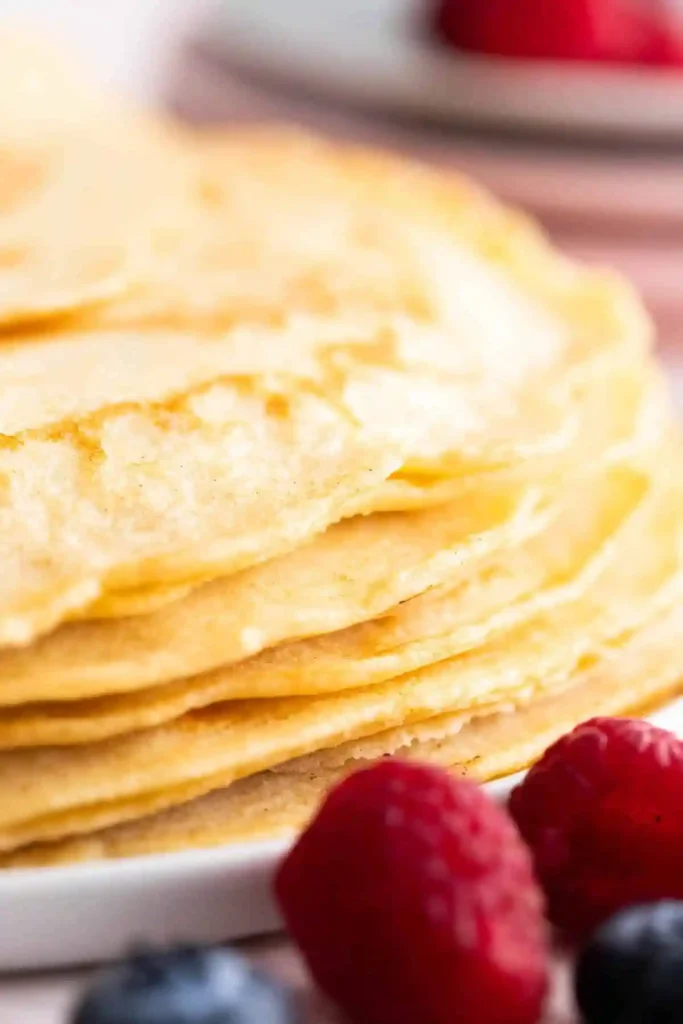 Pfannkuchen Rezept ganz einfach – gestapelte Eierkuchen nach klassischem Eierkuchen Grundrezept, weich und goldgelb gebacken