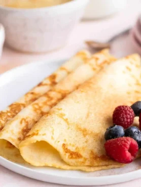 Pfannkuchen Rezept ganz einfach – goldbraune Eierkuchen nach klassischem Eierkuchen Grundrezept, süß serviert mit Beeren