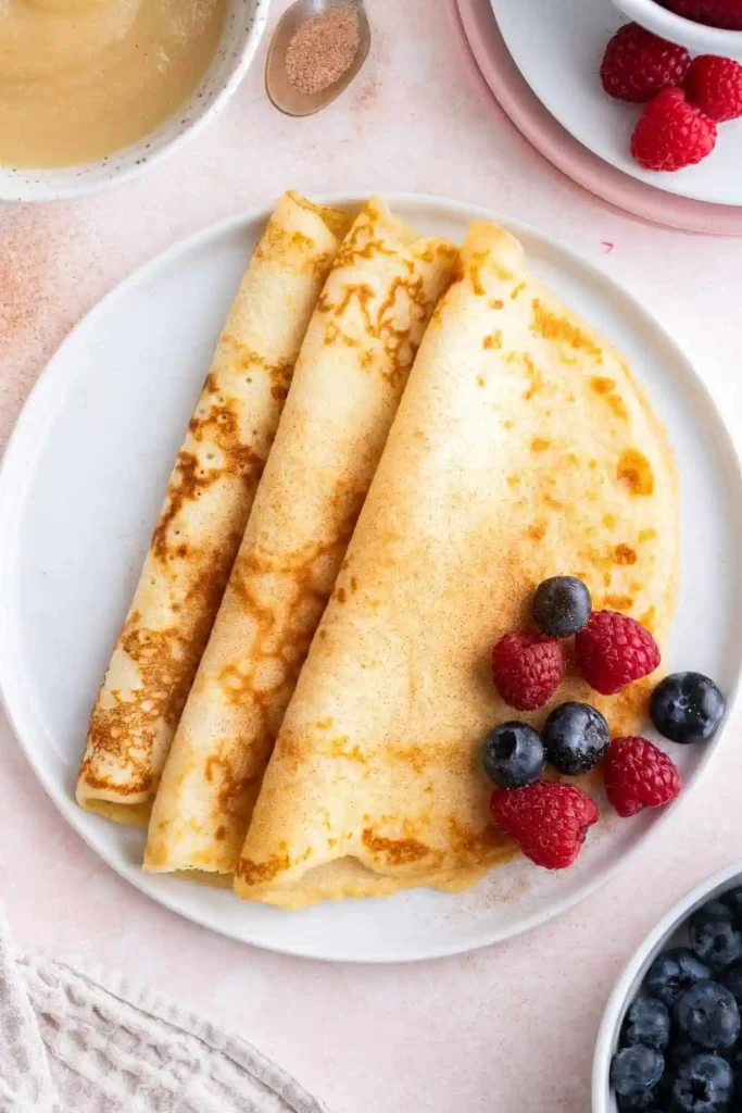 Pfannkuchen Rezept ganz einfach – Eierkuchen Grundrezept mit Beeren, klassisch gerollte Pfannkuchen