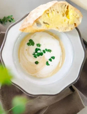 Spargelsuppe Rezept – cremige Spargelcremesuppe selber machen mit Sahne, serviert mit frischem Brot