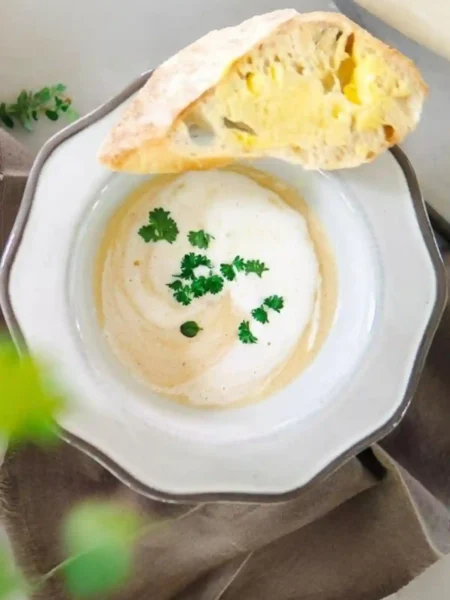 Spargelsuppe Rezept – cremige Spargelcremesuppe selber machen mit Sahne, serviert mit frischem Brot