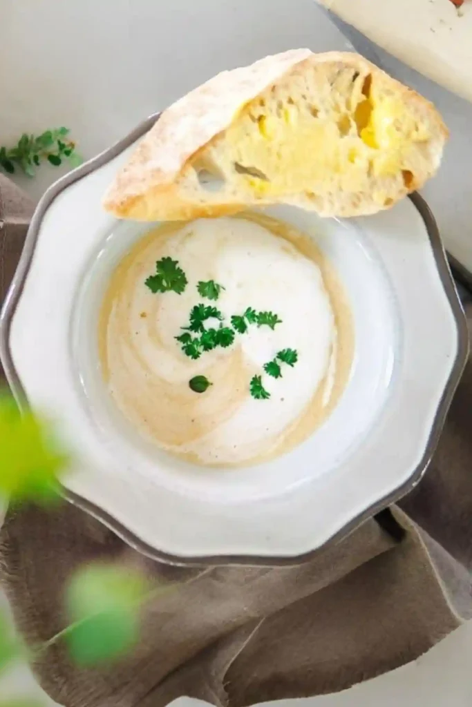 Spargelsuppe Rezept – cremige Spargelcremesuppe selber machen mit Sahne, serviert mit frischem Brot