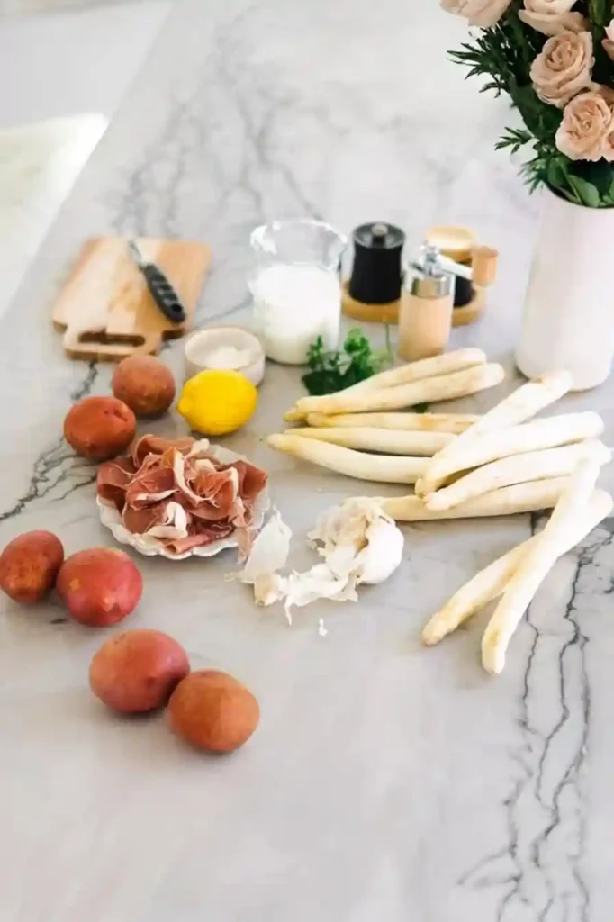 Spargelsuppe Rezept – Zutaten für Spargelcremesuppe selber machen mit weißem Spargel, Kartoffeln und Sahne