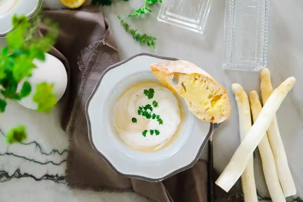 Spargelsuppe Rezept – cremige Spargelcremesuppe mit weißem Spargel und Brot serviert
