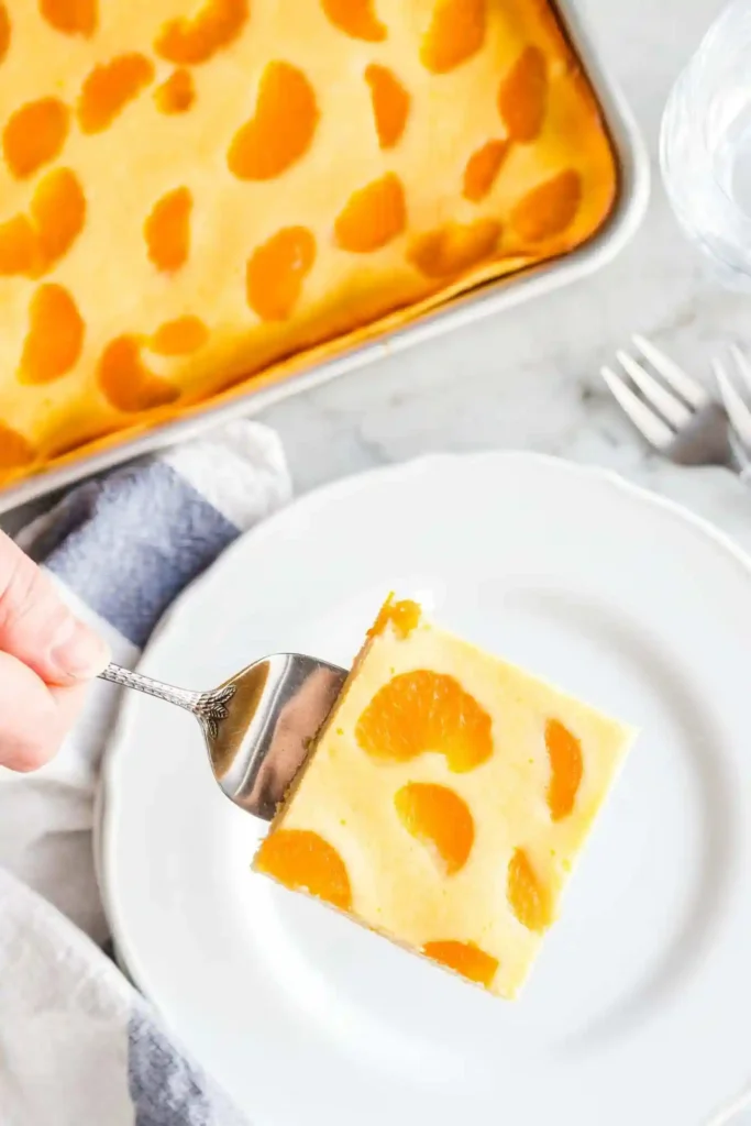 Weltbester Käsekuchen mit Mandarinen vom Blech – Stück Mandarinen Käsekuchen frisch serviert