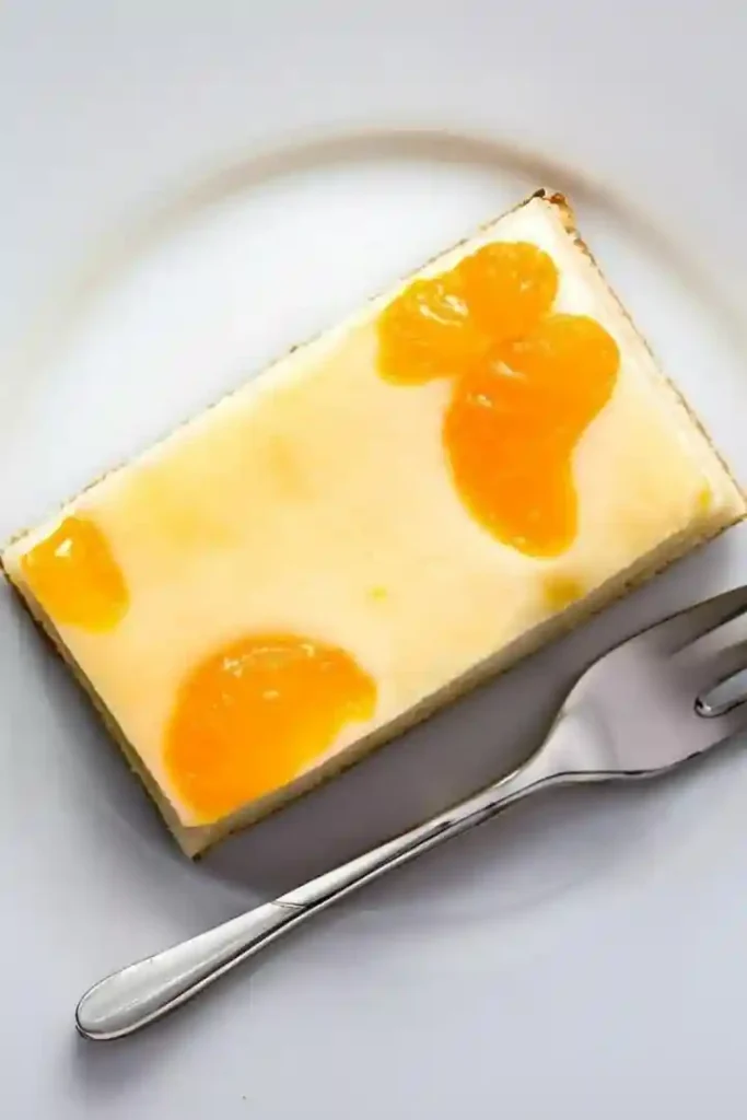 Weltbester Käsekuchen mit Mandarinen vom Blech – Mandarinen Käsekuchen auf dem Teller