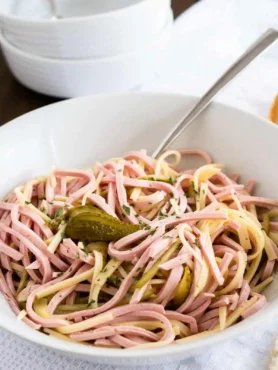 Original bayrischer Wurstsalat Rezept mit Käse und Dressing – klassischer Wurstsalat mit Lyoner, Emmentaler, Gewürzgurken und Essig-Öl-Dressing