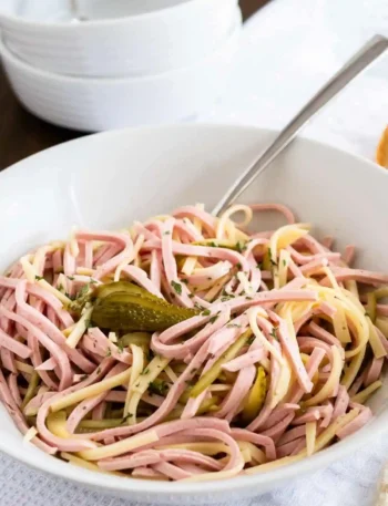 Original bayrischer Wurstsalat Rezept mit Käse und Dressing – klassischer Wurstsalat mit Lyoner, Emmentaler, Gewürzgurken und Essig-Öl-Dressing