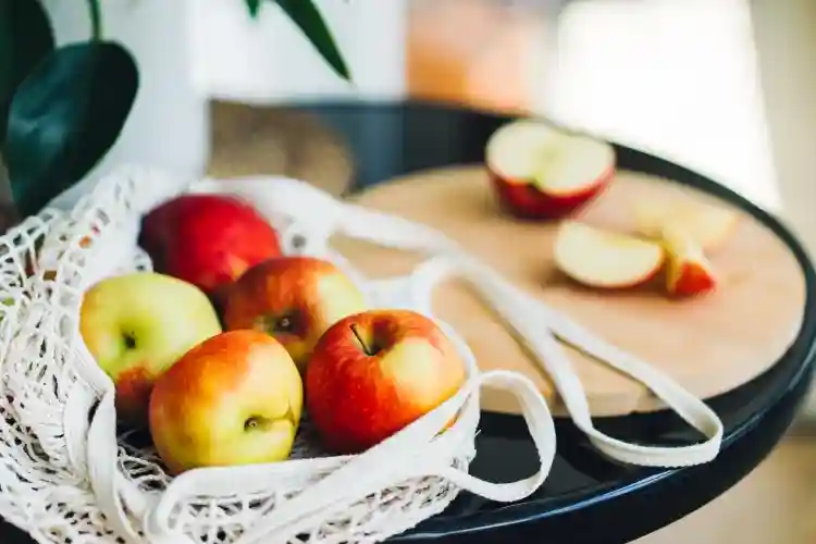 Frische Äpfel für Apfelkuchen mit Streusel vom Blech – ideale Apfelsorten für saftigen Rührteig