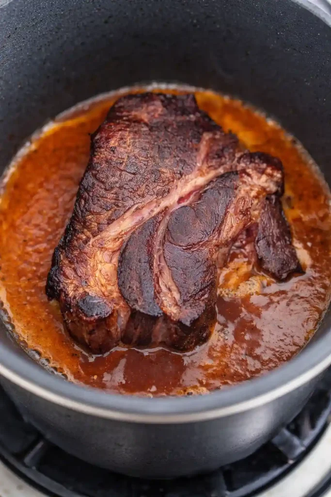 Bayrisch Böfflamott Rezept – Boeuf a la Mode Original beim Schmoren im Topf mit kräftiger Rotweinsoße