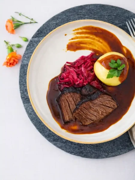 Bayrisch Böfflamott Rezept – zart geschmorter Rinderbraten (Boeuf a la Mode) mit kräftiger Soße, Serviettenknödel und Blaukraut