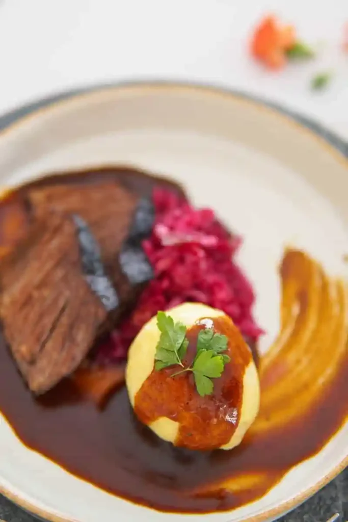 Bayrisch Böfflamott Rezept – Boeuf a la Mode Original mit zartem Rinderbraten, Knödel und Blaukraut in dunkler Soße