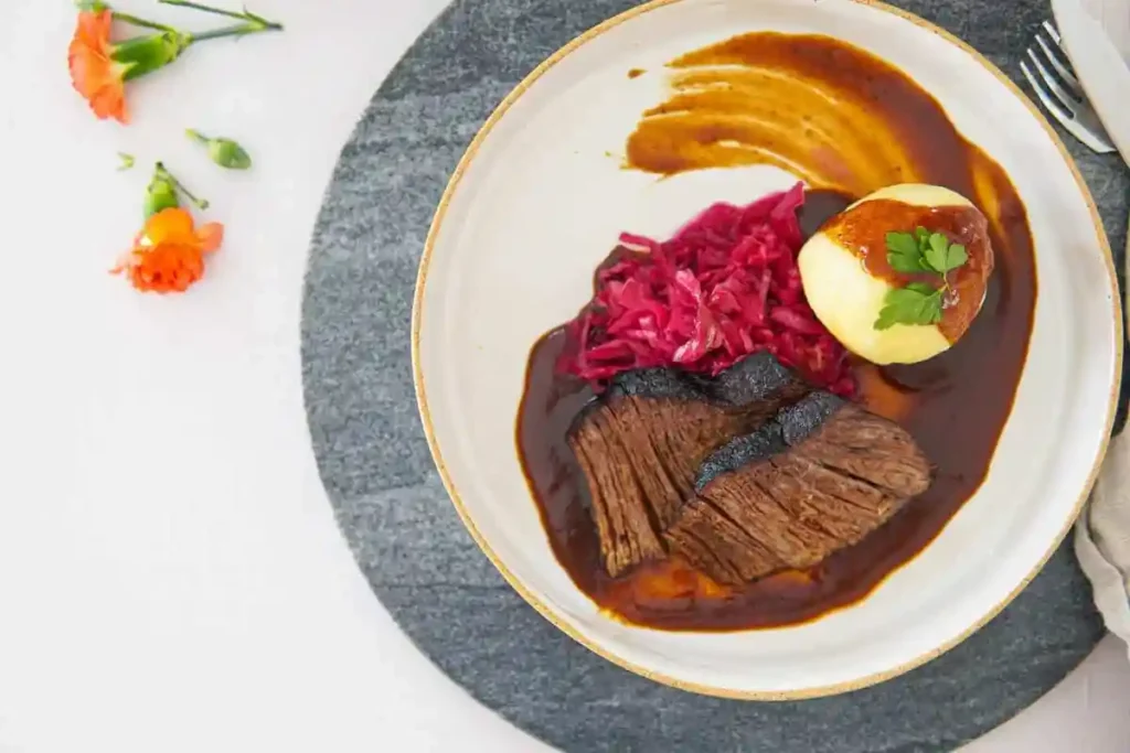 Bayrisch Böfflamott Rezept – Boeuf a la Mode Original mit Rinderbraten, Knödel und Rotkraut angerichtet