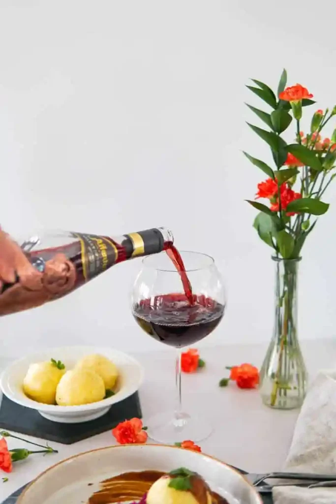 Bayrisch Böfflamott Rezept – Boeuf a la Mode Original mit Rotwein serviert zu Knödeln