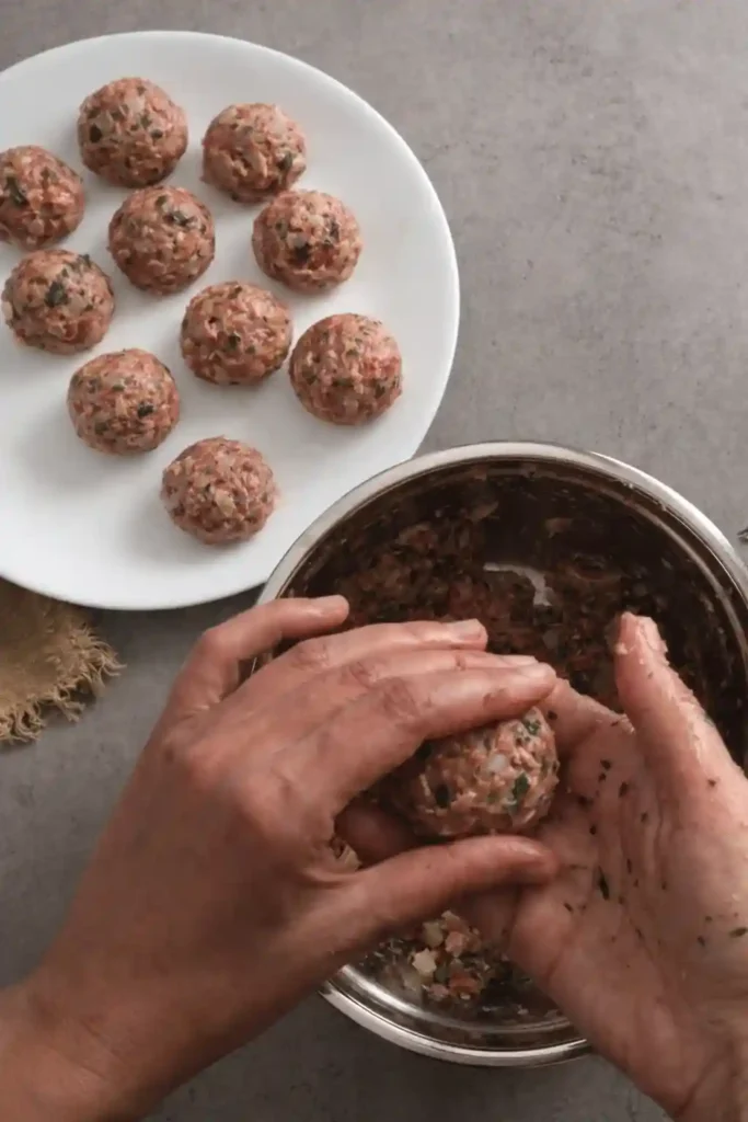 Saftige Frikadellen Rezept mit Paniermehl nach Omas Art – Frikadellen formen aus Hackfleischmasse