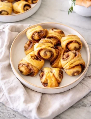 Saftige Franzbrötchen Rezept mit Plunderteig auf einem Teller angerichtet – original Hamburger Franzbrötchen mit Zimt und Zucker goldbraun gebacken