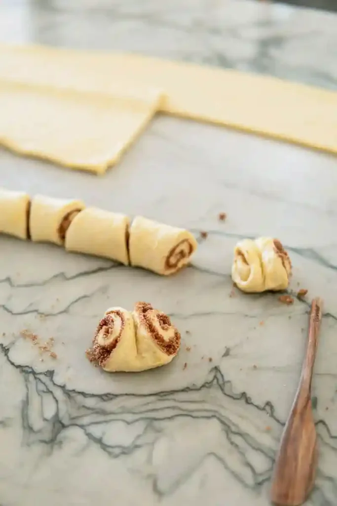 Für dieses originale Hamburger Franzbrötchen Rezept mit Plunderteig werden nur wenige, hochwertige Franzbrötchen Zutaten benötigt: Butter, brauner Zucker, Zimt und gemahlene Mandeln. Diese klassische Füllung macht die Franzbrötchen besonders saftig, aromatisch und typisch norddeutsch – perfekt, um Franzbrötchen selber zu machen wie vom Bäcker.