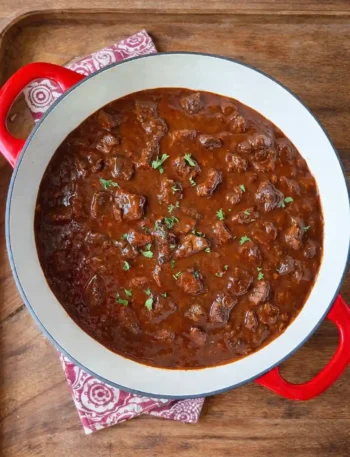 Original Gulasch Rezept mit Rindfleisch im Topf – zartes Rindergulasch nach Omas Rezept mit viel Soße