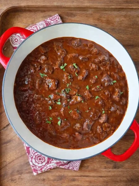 Original Gulasch Rezept mit Rindfleisch im Topf – zartes Rindergulasch nach Omas Rezept mit viel Soße