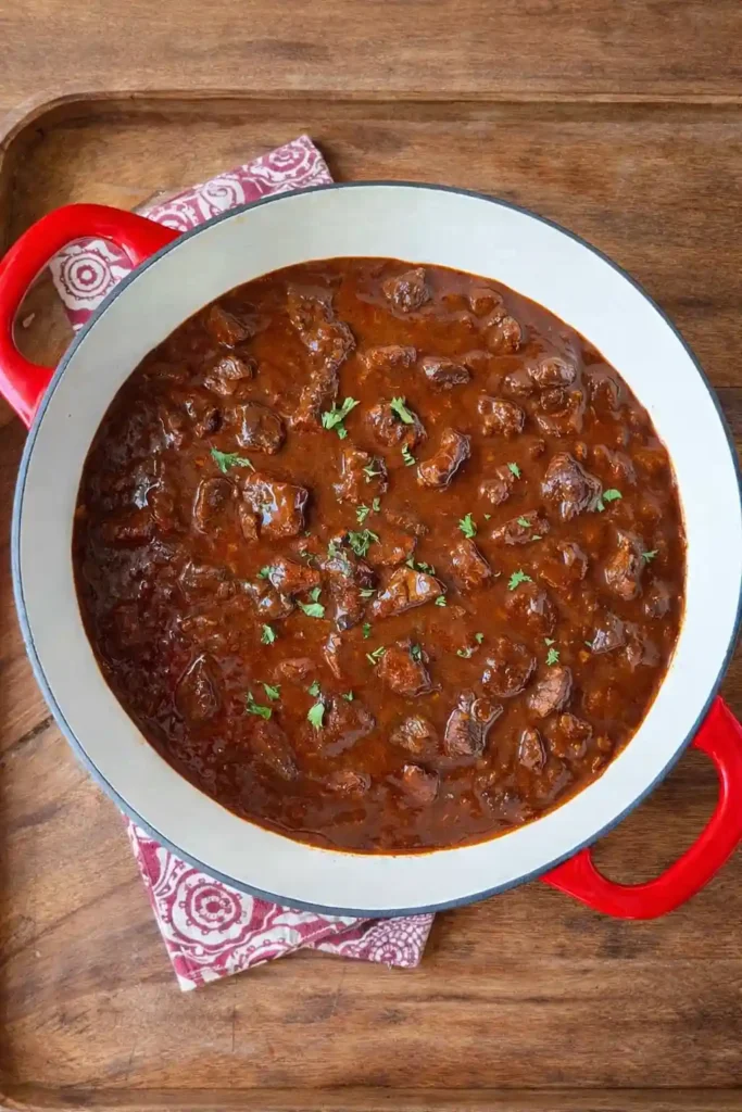 Original Gulasch Rezept mit Rindfleisch im Topf – zartes Rindergulasch nach Omas Rezept mit viel Soße