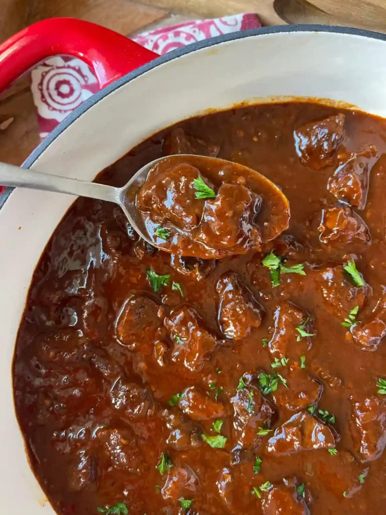 Gulasch Rezept original mit Rindfleisch – zartes Rindergulasch nach Omas Rezept mit sämiger Soße im Topf