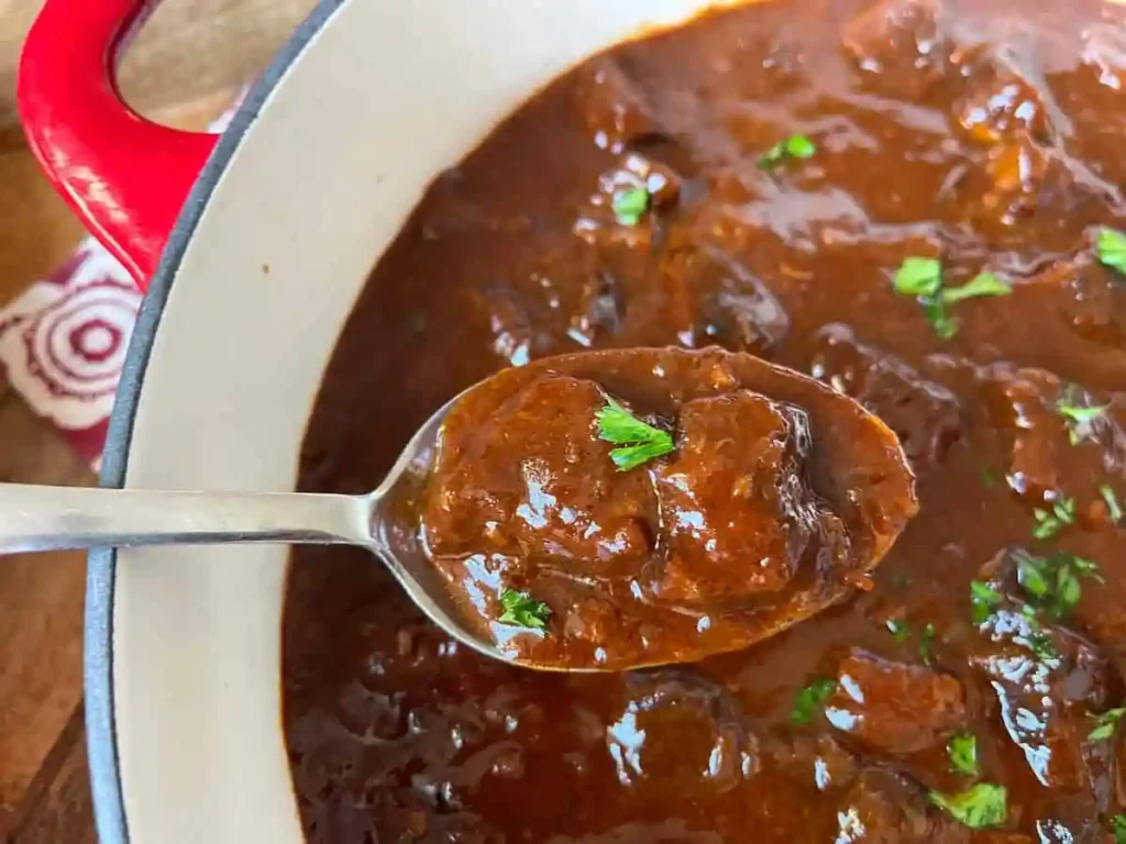 Zartes Rindergulasch nach Omas Rezept – Gulasch Rezept original mit weichem Fleisch und sämiger Soße