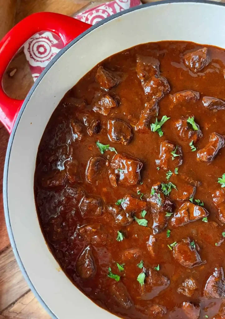 Original Gulasch Rezept mit Rindfleisch im Topf – Rindergulasch nach Omas Rezept mit kräftiger Soße