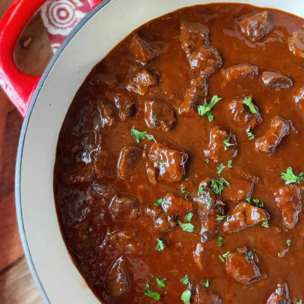 Gulasch Rezept original mit Rindfleisch – zart geschmortes Rindergulasch nach Omas Rezept mit viel Soße im Topf