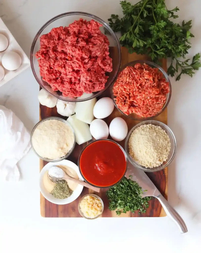 Zutaten für Hackbraten im Backofen mit Soße – Hackfleisch, Eier, Tomatensoße und Gewürze für ein klassisches Hackbraten Rezept