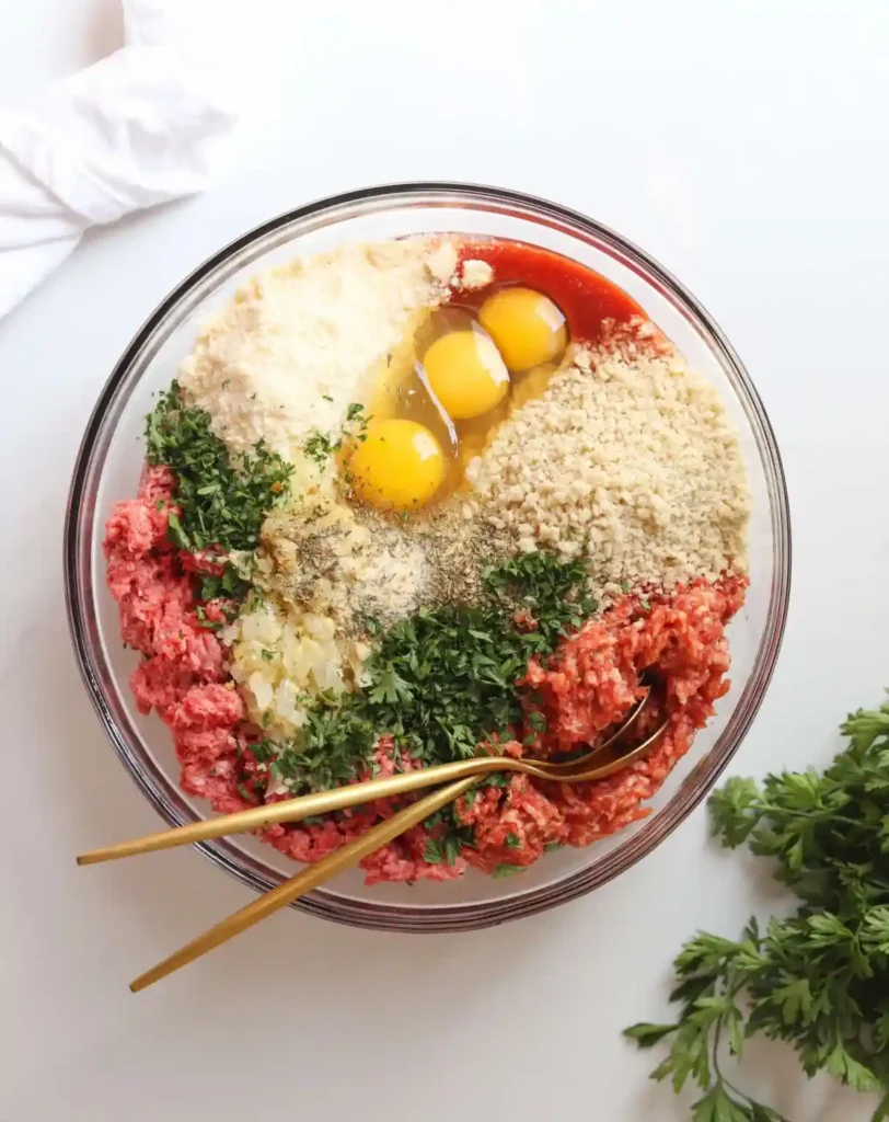 Hackbraten im Backofen mit Soße vorbereiten – Hackfleisch, Eier, Semmelbrösel und Gewürze für ein klassisches Hackbraten Rezept