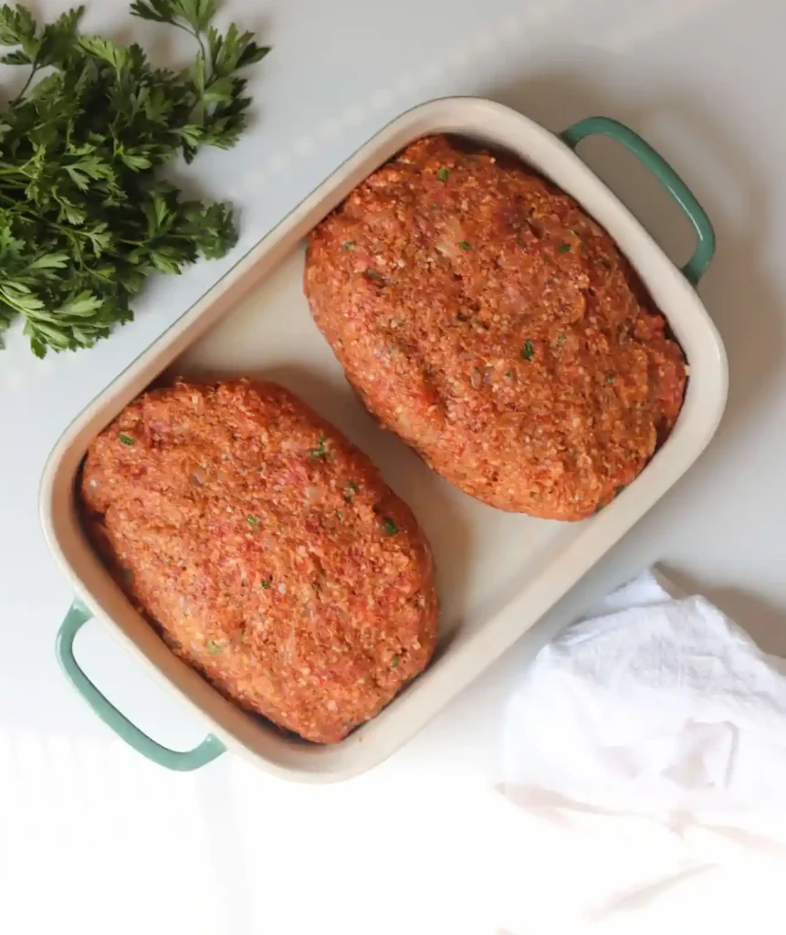 Hackbraten im Backofen mit Soße vor dem Backen – geformter Hackbraten in der Auflaufform für ein klassisches Hackbraten Rezept