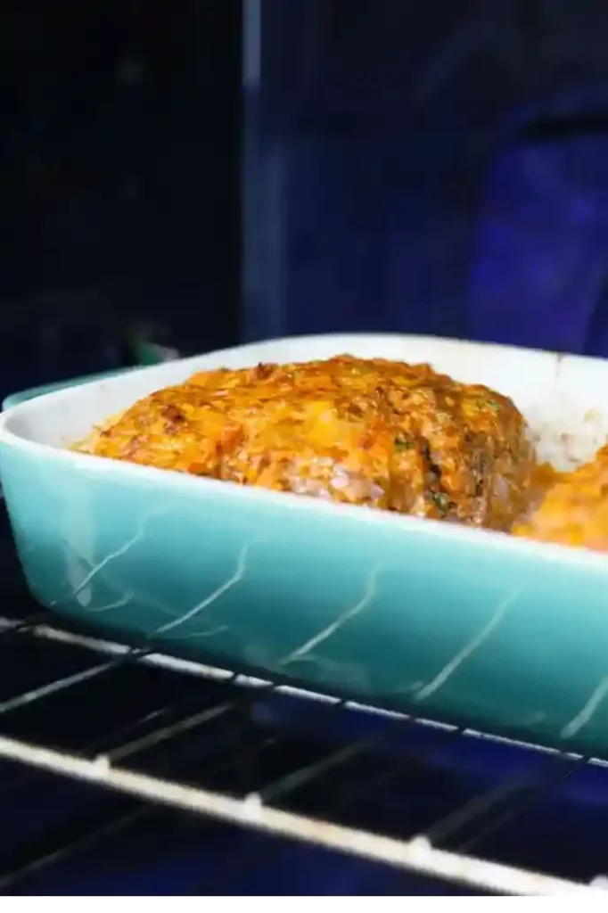Hackbraten im Backofen mit Soße beim Garen – saftiger Hackbraten im Ofen in einer Auflaufform gebacken