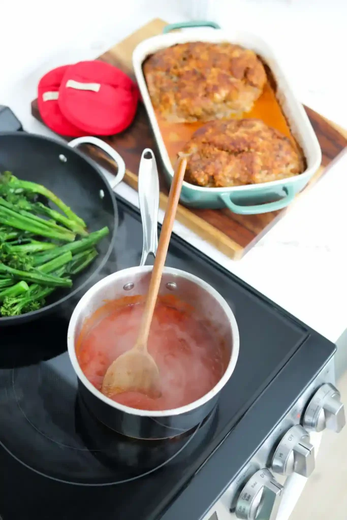 Hackbraten im Backofen mit Soße – Soße für Hackbraten wird im Topf gekocht, während Hackbraten im Ofen gart