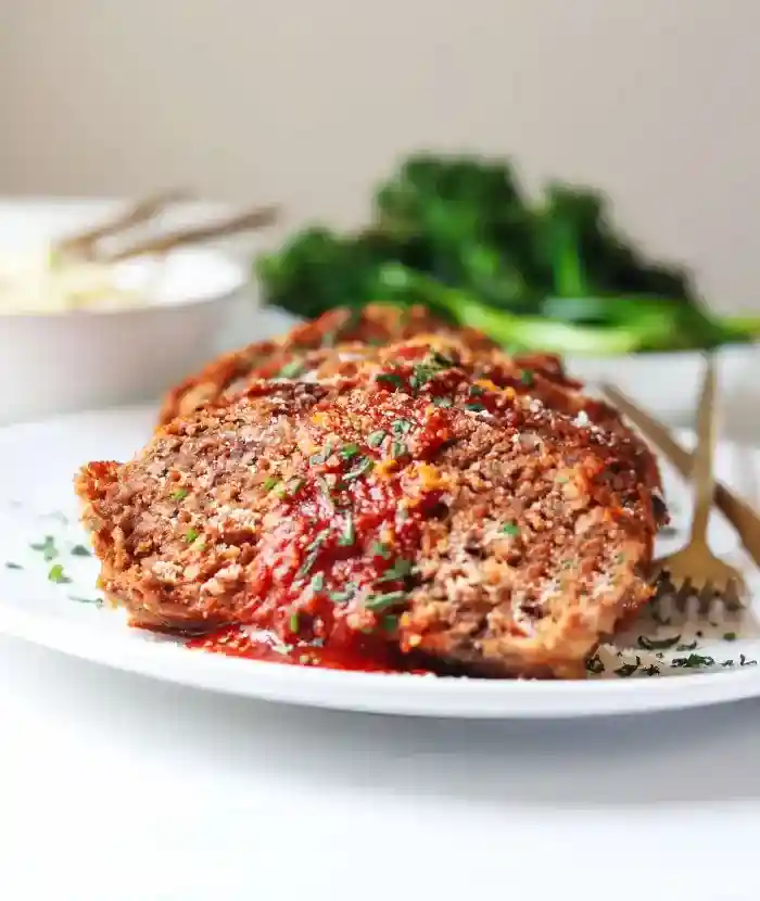 Hackbraten im Backofen mit Soße – saftiger Hackbraten mit Soße klassisch serviert auf dem Teller