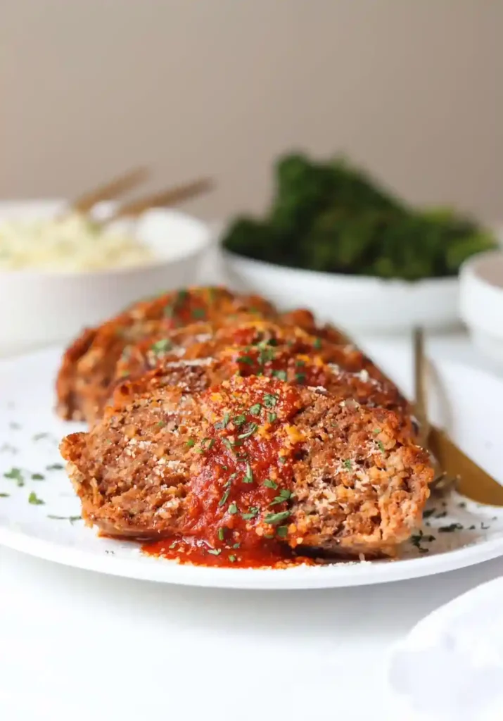 Hackbraten im Backofen mit Soße in Scheiben geschnitten – saftiger Hackbraten mit Tomatensoße