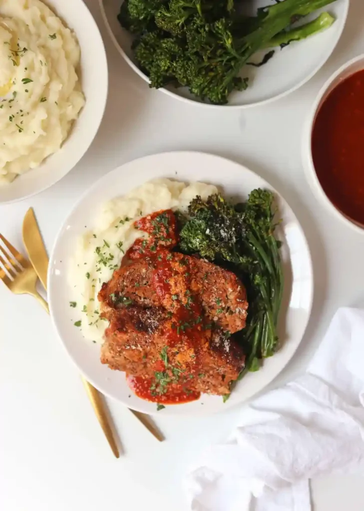 Hackbraten im Backofen mit Soße serviert mit Kartoffelpüree und Gemüse – klassischer Hackbraten mit Soße