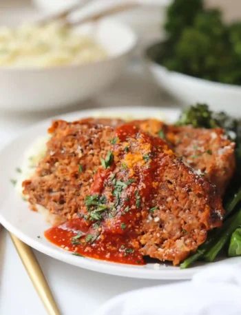 Hackbraten im Backofen mit Soße – saftiger Hackbraten mit aromatischer Soße, klassisches Hackbraten Rezept aus dem Ofen