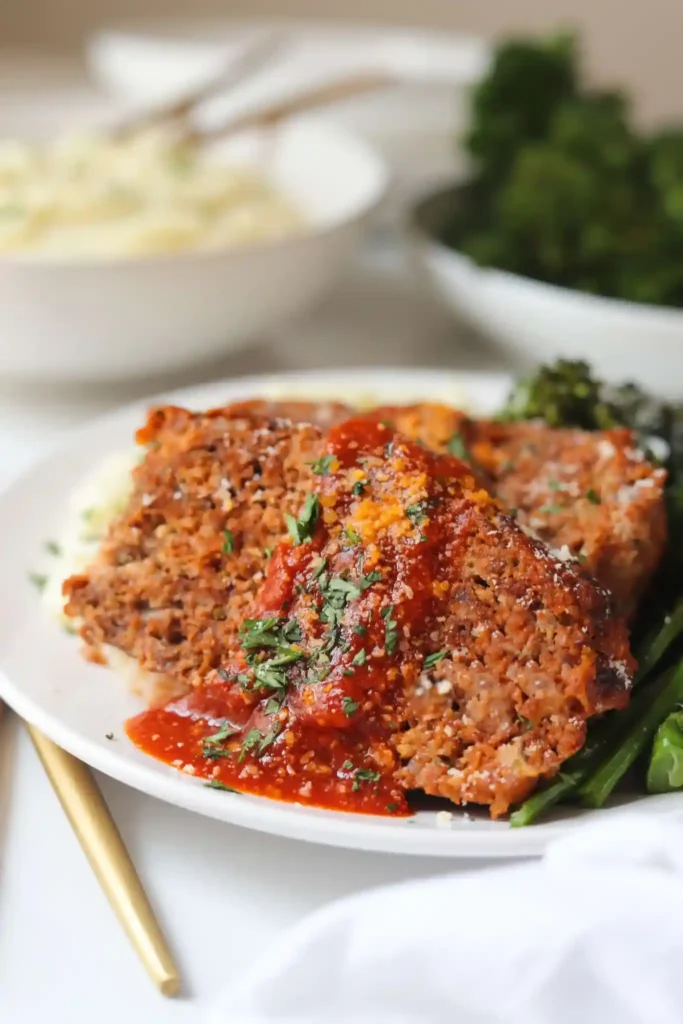 Hackbraten im Backofen mit Soße – saftiger Hackbraten mit aromatischer Soße, klassisches Hackbraten Rezept aus dem Ofen